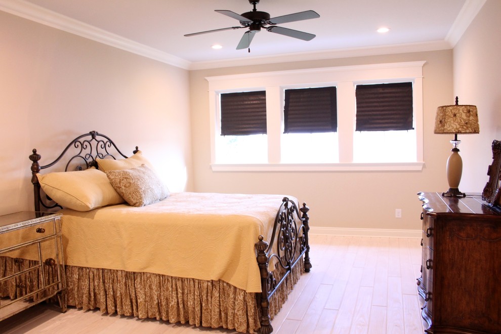 Gästezimmer ohne Kamin mit beiger Wandfarbe und hellem Holzboden in Sonstige