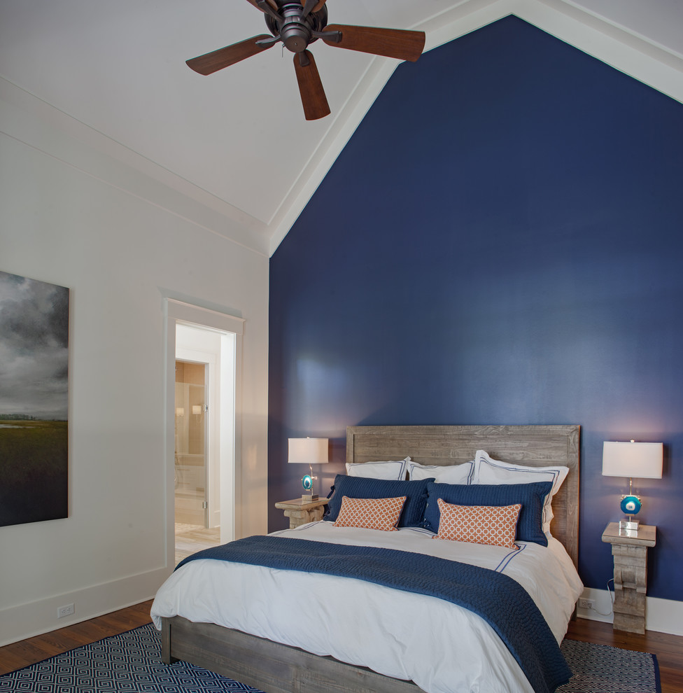 他の地域にあるビーチスタイルのおしゃれな主寝室 (青い壁、濃色無垢フローリング、茶色い床)