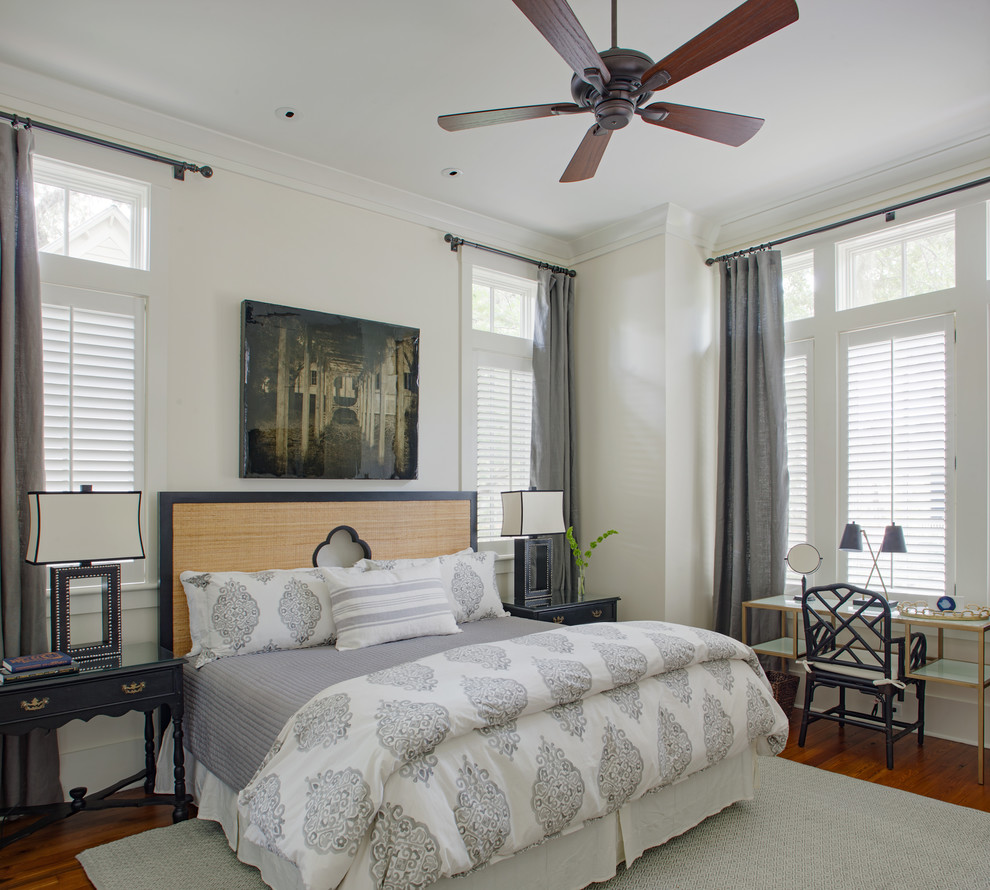 Ejemplo de habitación de invitados tradicional renovada con paredes blancas, suelo marrón y suelo de madera en tonos medios