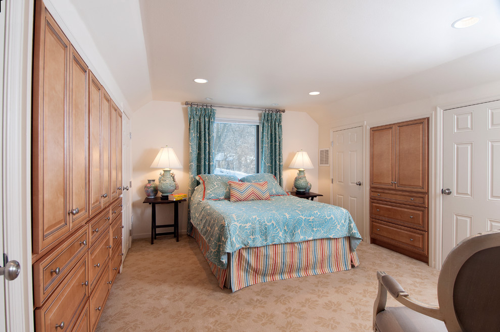 На фото: гостевая спальня среднего размера, (комната для гостей) в классическом стиле с белыми стенами и ковровым покрытием