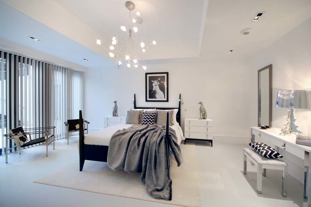 バッキンガムシャーにあるコンテンポラリースタイルのおしゃれな寝室 (白い壁、白い床)