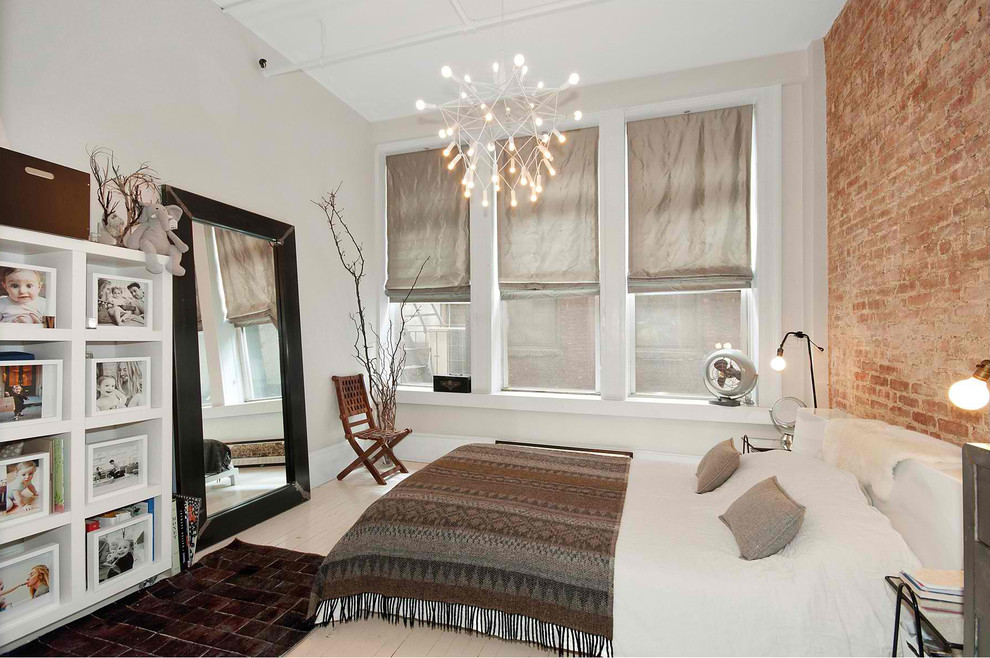 Inspiration pour une chambre parentale minimaliste de taille moyenne avec un mur gris, parquet peint, aucune cheminée et un sol beige.