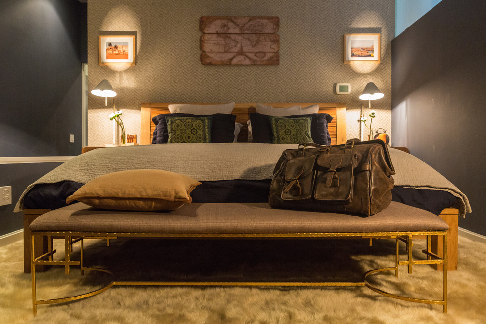 Идея дизайна: спальня среднего размера на антресоли,: освещение в современном стиле с коричневыми стенами