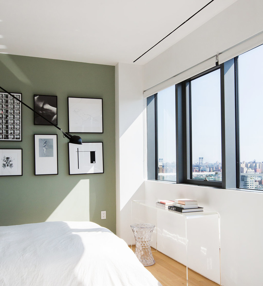 Пример оригинального дизайна: гостевая спальня среднего размера, (комната для гостей) в современном стиле с зелеными стенами