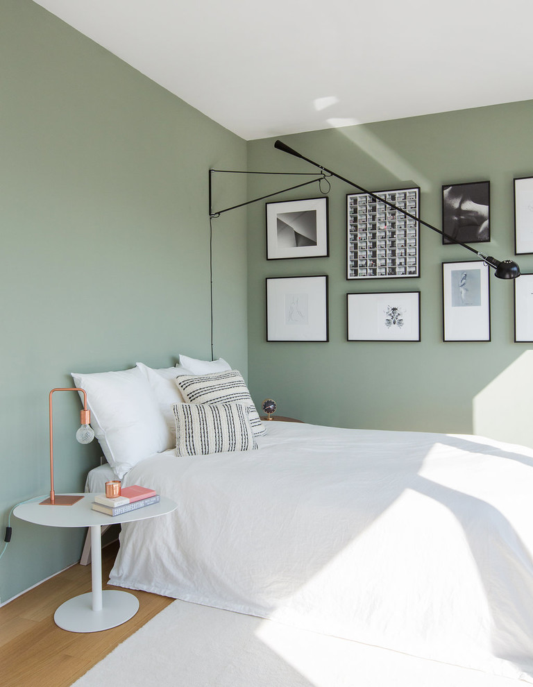 Immagine di una camera degli ospiti minimal di medie dimensioni con pareti verdi