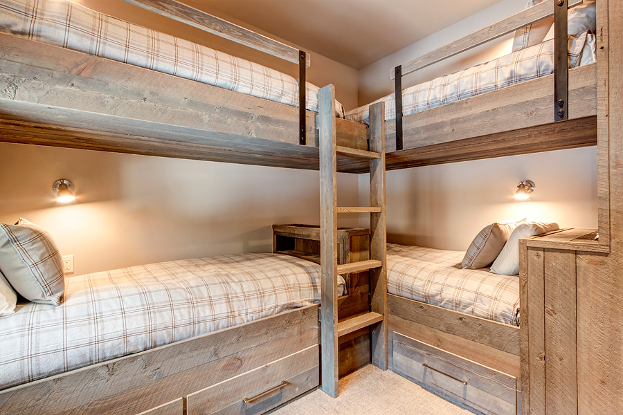 Schlafzimmer mit beiger Wandfarbe und Teppichboden in Denver