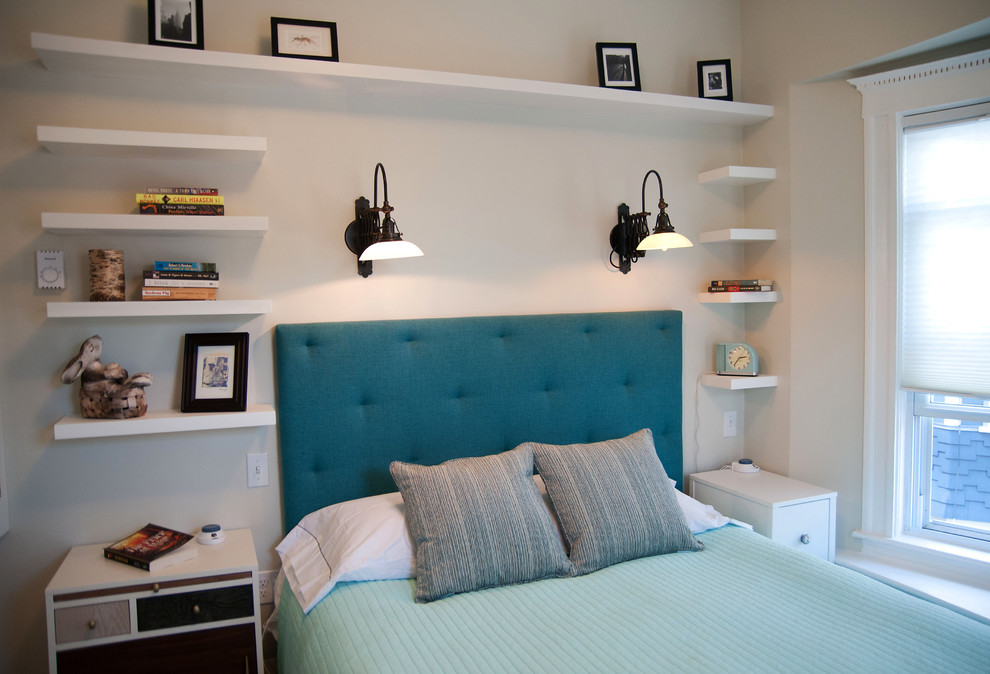 Свежая идея для дизайна: маленькая хозяйская спальня в стиле ретро с серыми стенами и паркетным полом среднего тона для на участке и в саду - отличное фото интерьера