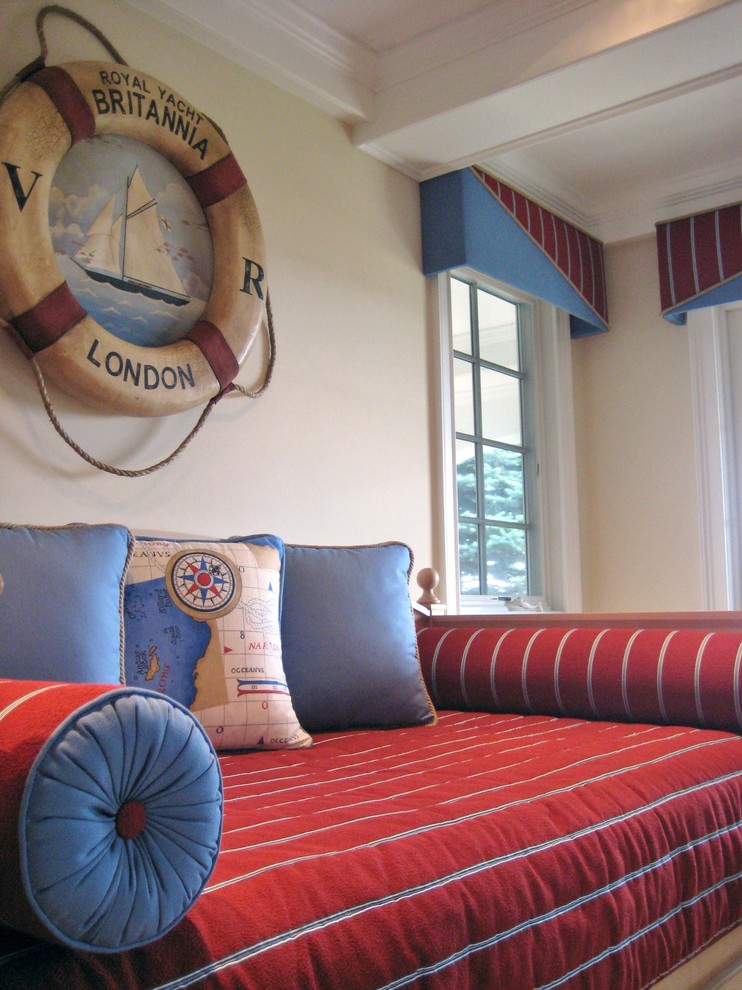 Стильный дизайн: маленькая гостевая спальня (комната для гостей) в морском стиле с бежевыми стенами без камина для на участке и в саду - последний тренд