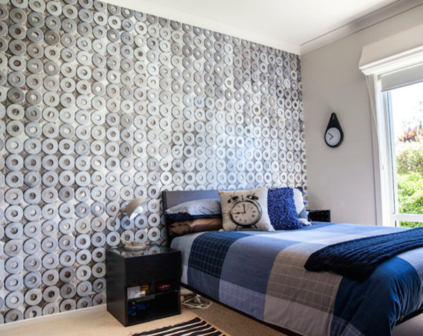 Ejemplo de dormitorio principal minimalista grande sin chimenea con paredes blancas y moqueta
