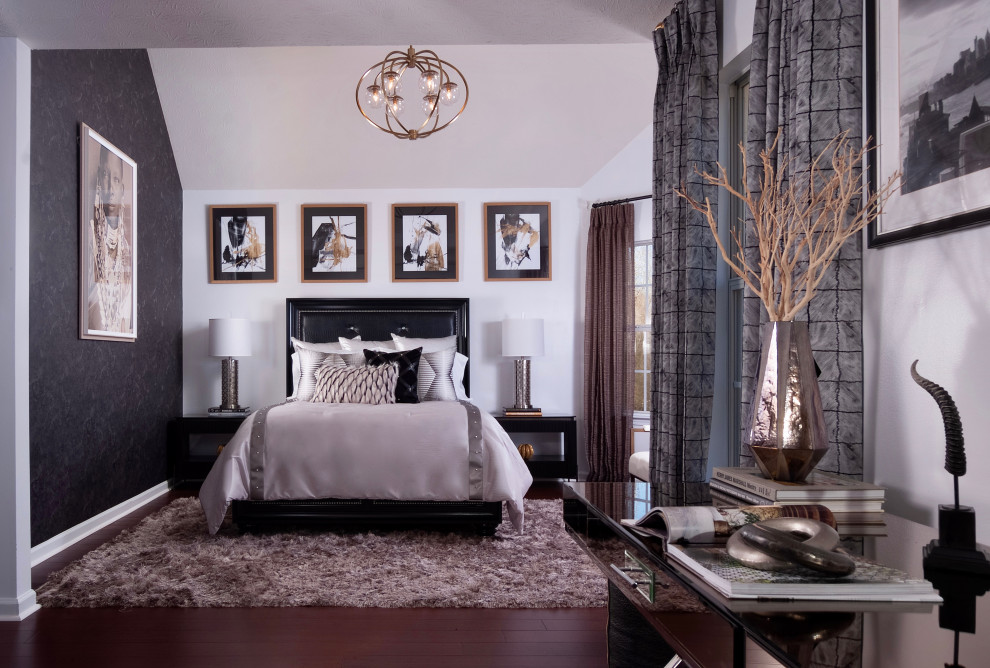 Идея дизайна: хозяйская спальня в стиле фьюжн с полом из бамбука и коричневым полом