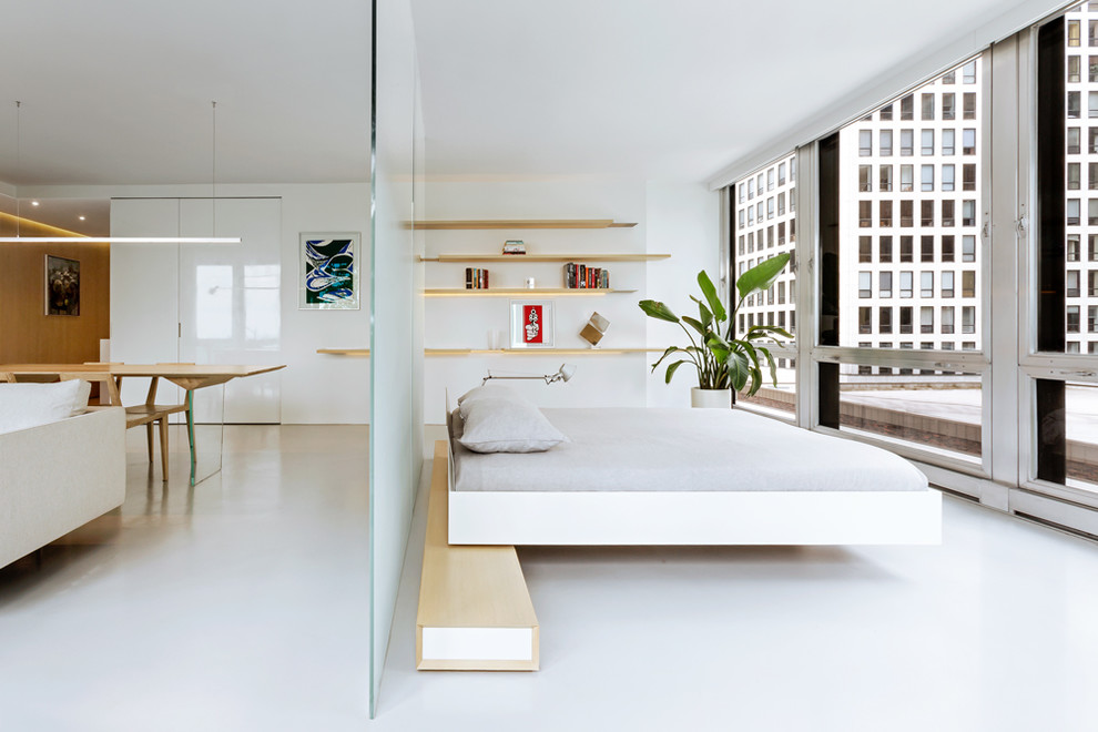 Стильный дизайн: маленькая спальня на антресоли в современном стиле с белыми стенами и бетонным полом для на участке и в саду - последний тренд
