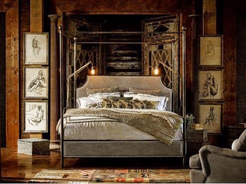 На фото: хозяйская спальня среднего размера в классическом стиле с коричневыми стенами и темным паркетным полом без камина с