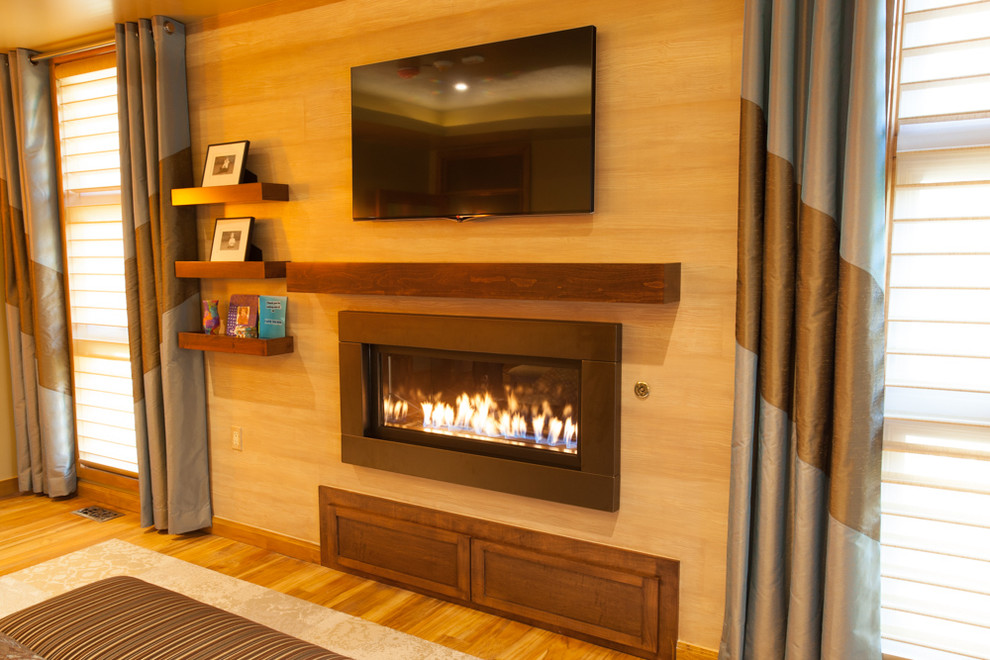 ワシントンD.C.にある中くらいなトランジショナルスタイルのおしゃれな主寝室 (ベージュの壁、淡色無垢フローリング、標準型暖炉、木材の暖炉まわり)