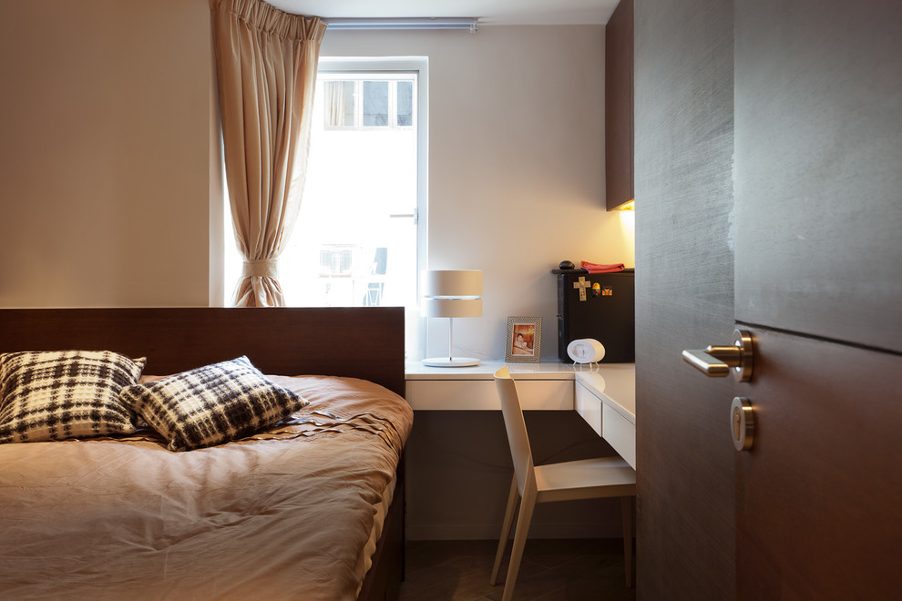 Пример оригинального дизайна: маленькая хозяйская спальня в современном стиле с белыми стенами и полом из керамической плитки для на участке и в саду