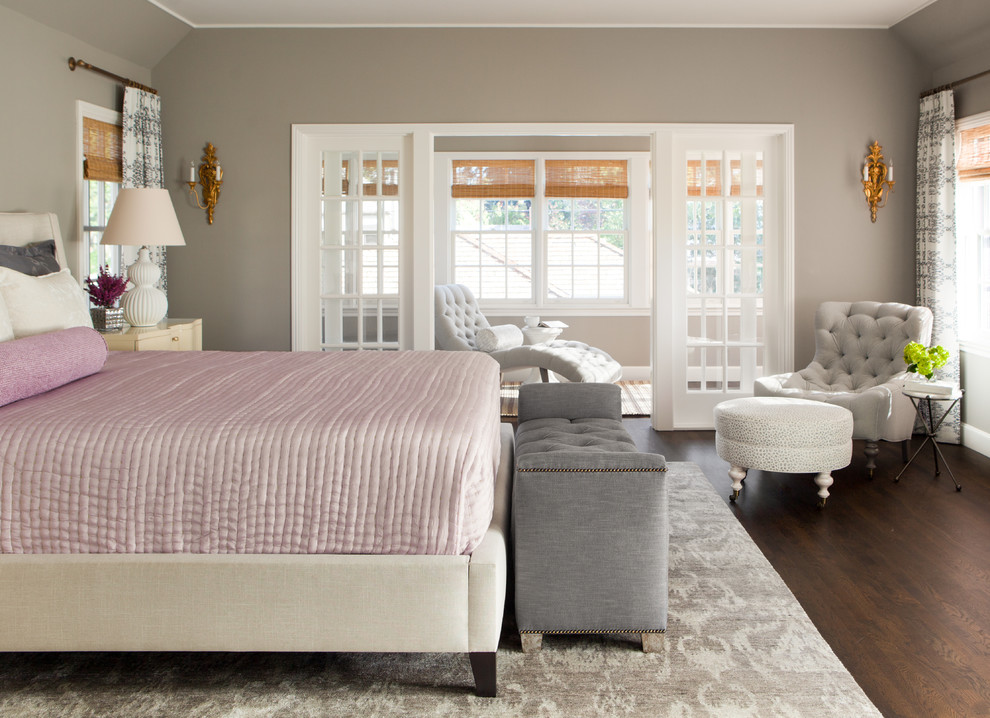 Стильный дизайн: хозяйская спальня в стиле неоклассика (современная классика) с серыми стенами и темным паркетным полом - последний тренд