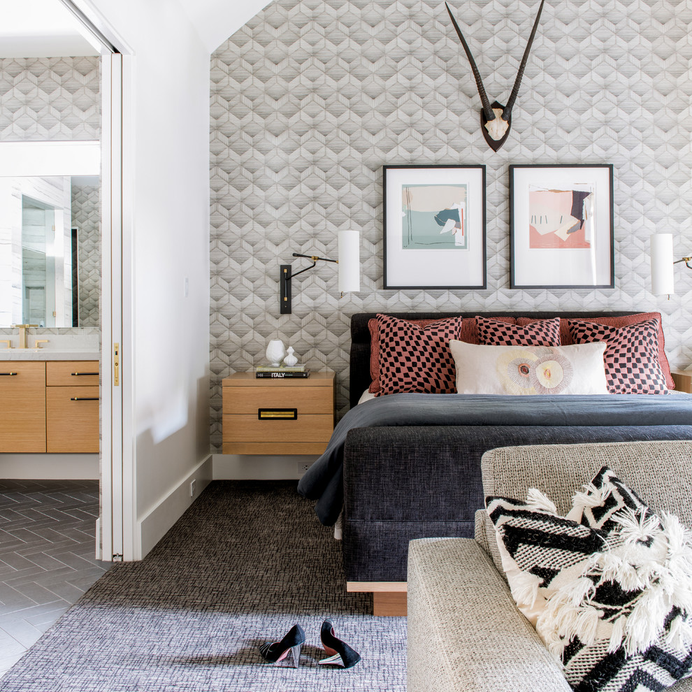 Ejemplo de dormitorio actual con paredes grises, moqueta y suelo gris