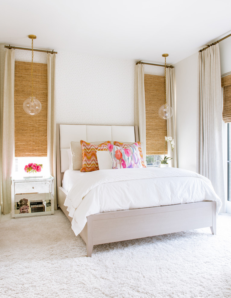 ダラスにあるコンテンポラリースタイルのおしゃれな寝室 (白い壁、カーペット敷き、白い床) のレイアウト