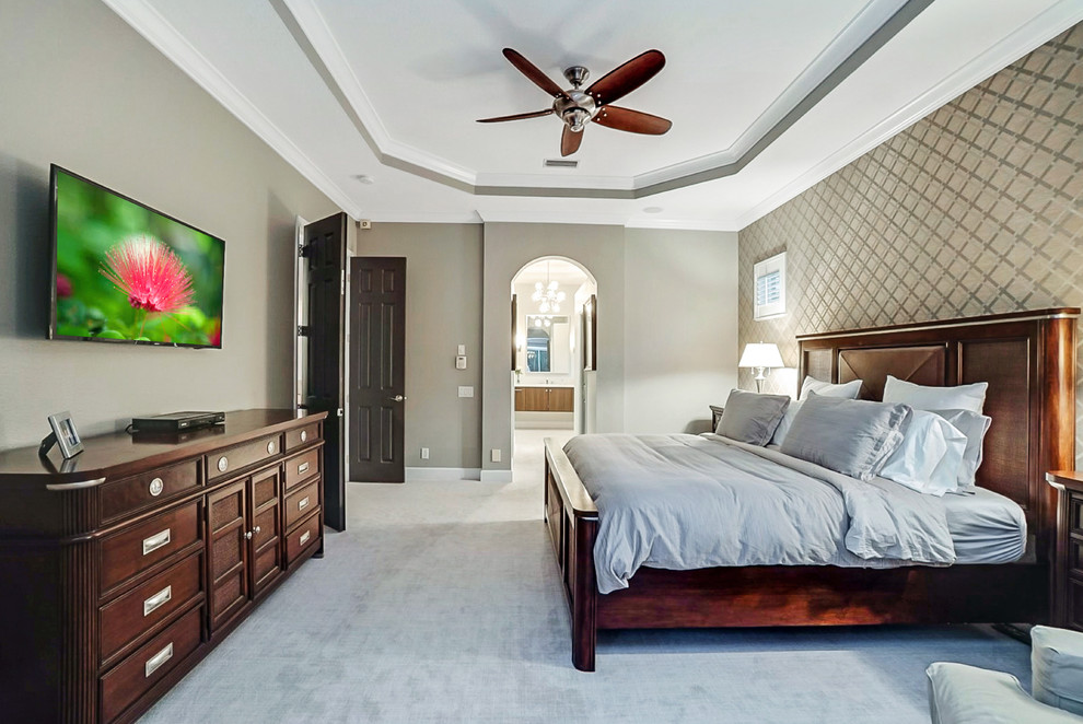 Foto de habitación de invitados clásica de tamaño medio sin chimenea con paredes beige, moqueta y suelo gris