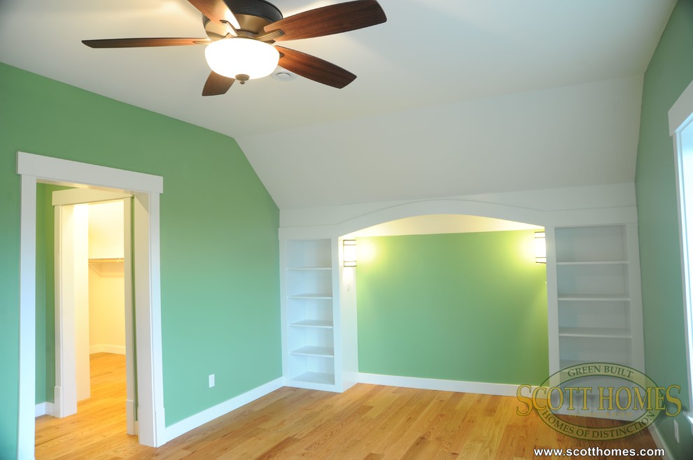 シアトルにある広いトラディショナルスタイルのおしゃれな寝室 (緑の壁、淡色無垢フローリング) のインテリア