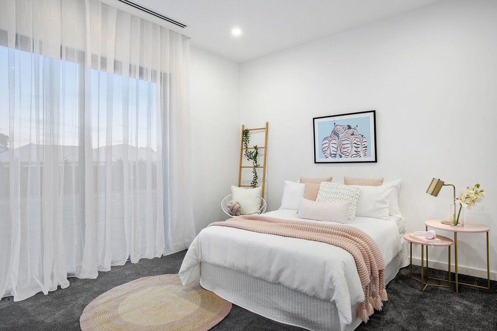 Modernes Gästezimmer mit weißer Wandfarbe, Teppichboden und grauem Boden in Geelong