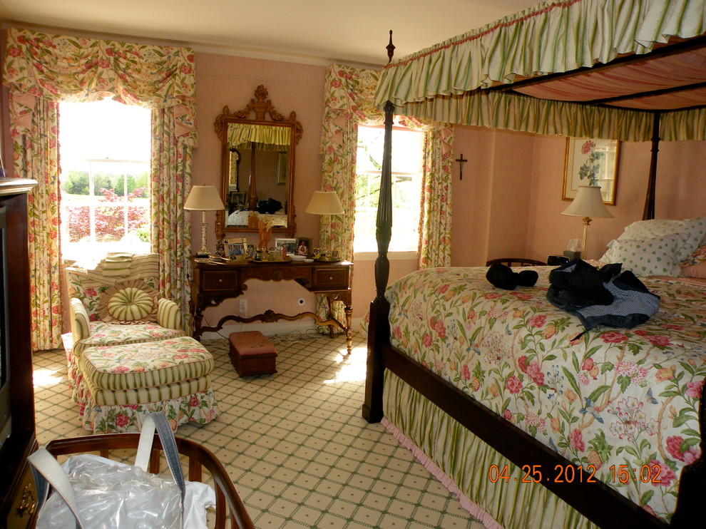 Источник вдохновения для домашнего уюта: большая хозяйская спальня в классическом стиле с розовыми стенами, ковровым покрытием и разноцветным полом без камина