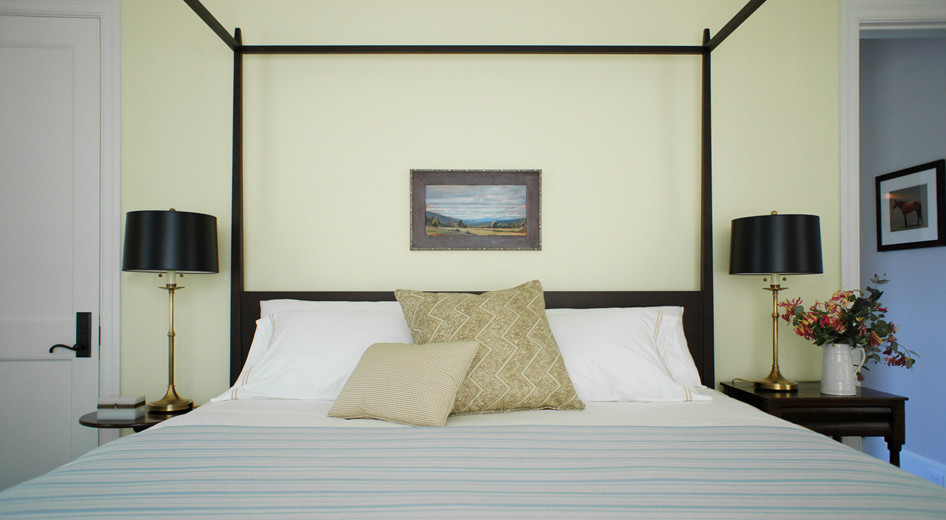 Свежая идея для дизайна: хозяйская спальня среднего размера в классическом стиле с желтыми стенами и темным паркетным полом без камина - отличное фото интерьера