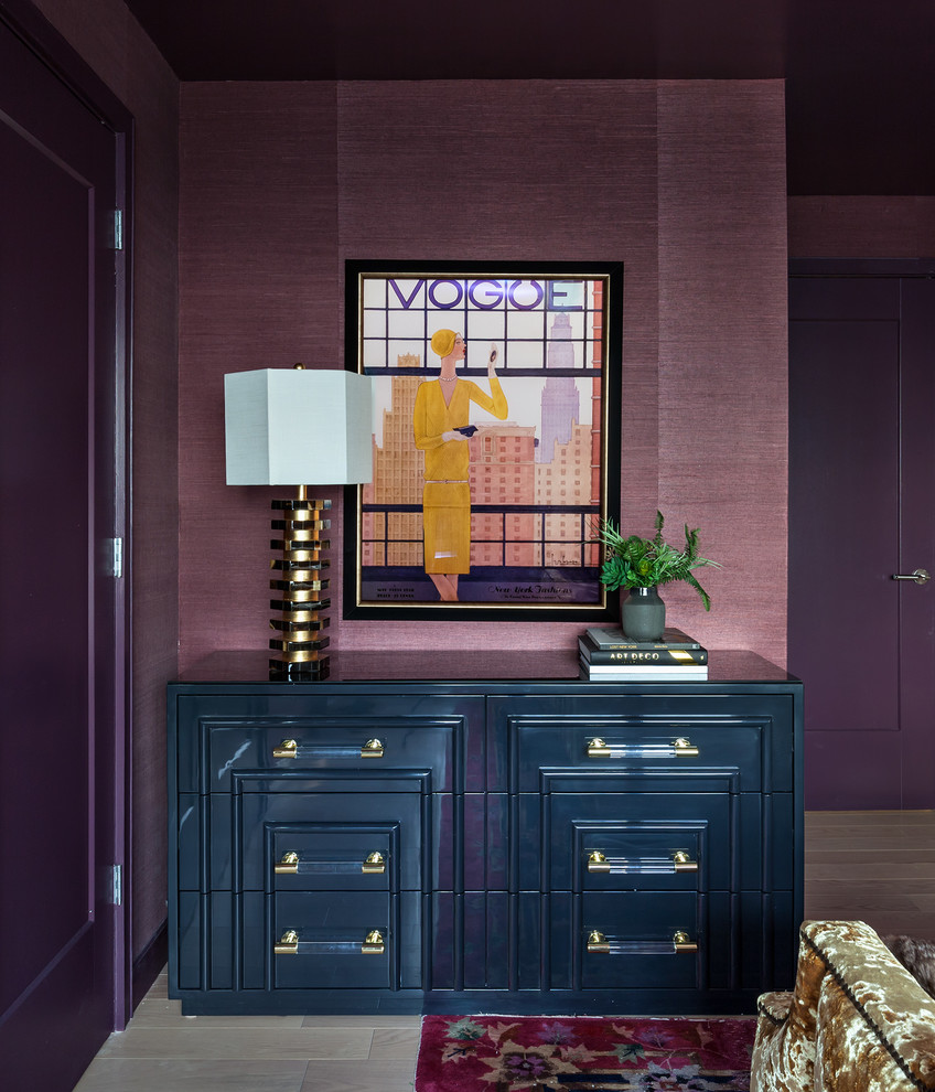 Modelo de dormitorio principal clásico renovado con paredes púrpuras