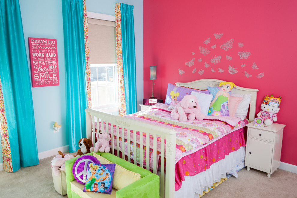 На фото: гостевая спальня среднего размера, (комната для гостей) в стиле неоклассика (современная классика) с розовыми стенами и ковровым покрытием с