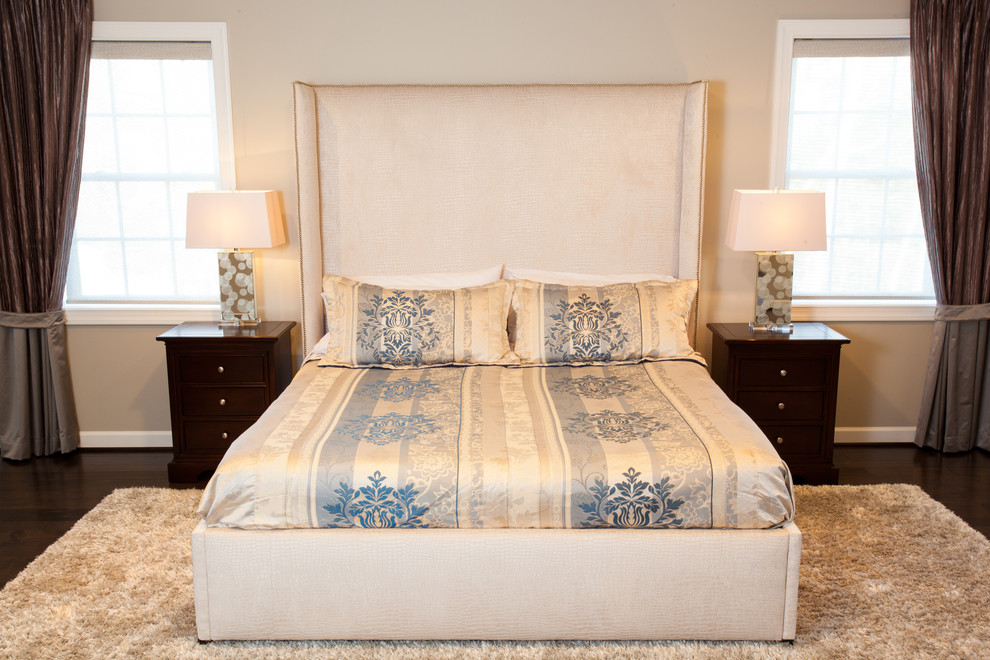 Foto de dormitorio principal clásico renovado de tamaño medio con paredes grises y suelo de madera oscura