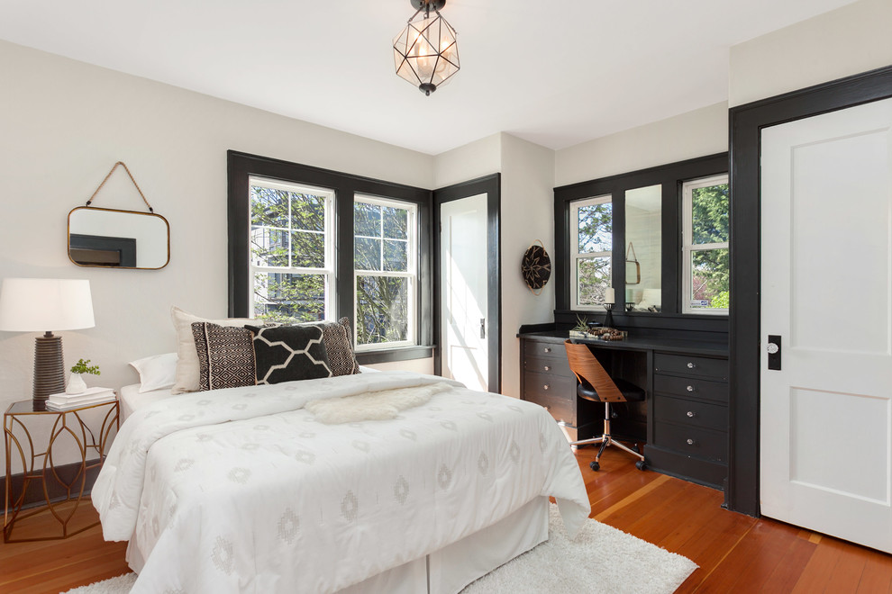 シアトルにある広いトランジショナルスタイルのおしゃれな主寝室 (無垢フローリング、暖炉なし、オレンジの床、白い壁) のレイアウト