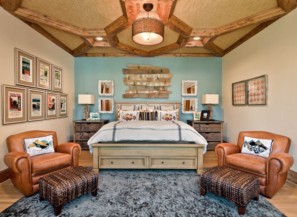 Bild på ett maritimt sovrum, med blå väggar och ljust trägolv