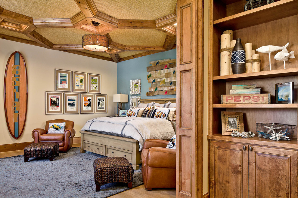 Immagine di una camera da letto costiera con pareti grigie e pavimento in legno massello medio
