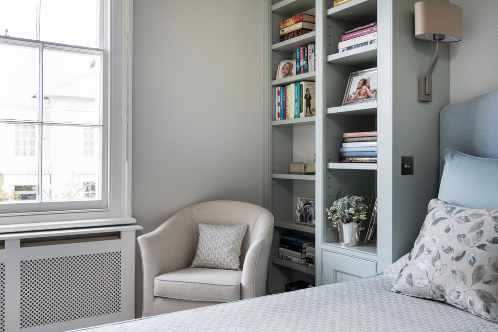 На фото: хозяйская спальня среднего размера в классическом стиле с серыми стенами и ковровым покрытием без камина