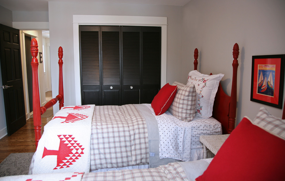 Источник вдохновения для домашнего уюта: гостевая спальня среднего размера, (комната для гостей) в стиле кантри с серыми стенами и ковровым покрытием без камина