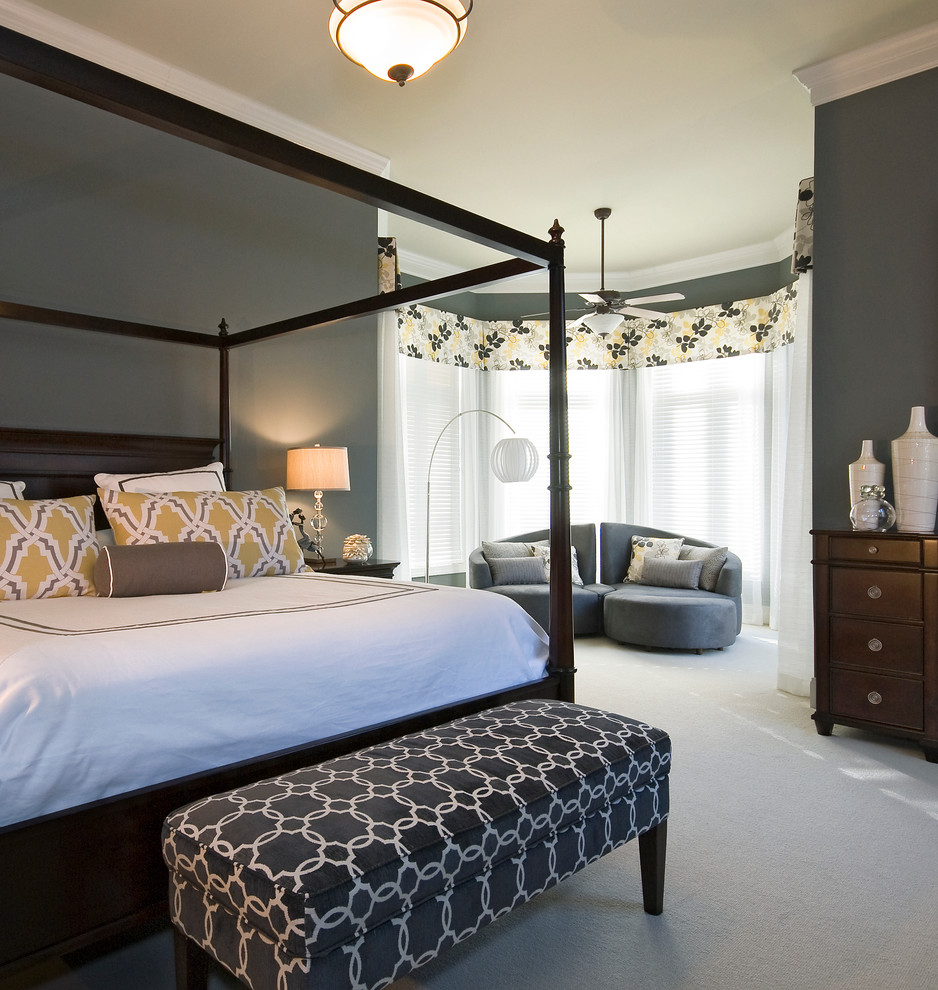 Стильный дизайн: хозяйская спальня среднего размера в стиле неоклассика (современная классика) с серыми стенами и ковровым покрытием без камина - последний тренд