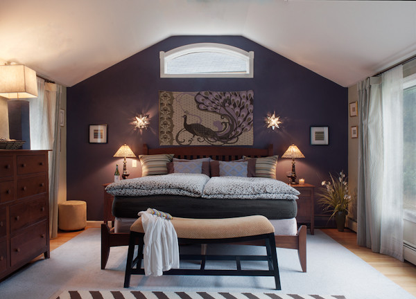 Modelo de dormitorio principal tradicional renovado de tamaño medio con paredes beige y suelo de madera clara