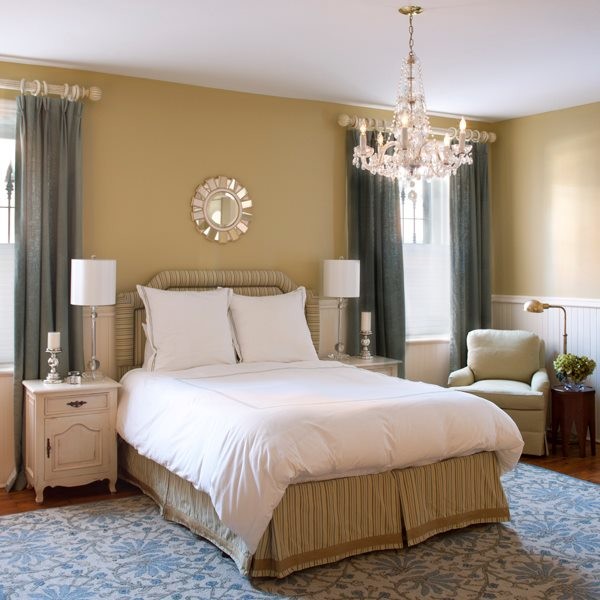 На фото: гостевая спальня среднего размера, (комната для гостей) в классическом стиле с бежевыми стенами, паркетным полом среднего тона и коричневым полом без камина с