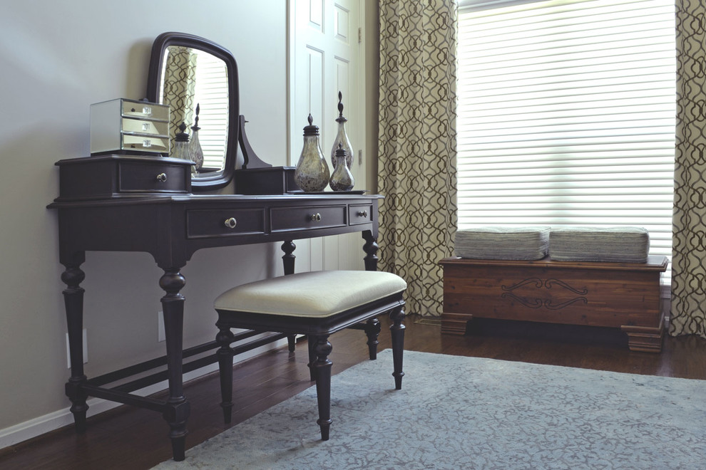 Klassisches Gästezimmer mit beiger Wandfarbe und dunklem Holzboden in Louisville