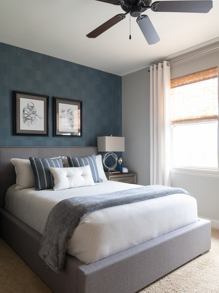 На фото: гостевая спальня среднего размера, (комната для гостей) в стиле неоклассика (современная классика) с серыми стенами, ковровым покрытием и бежевым полом без камина