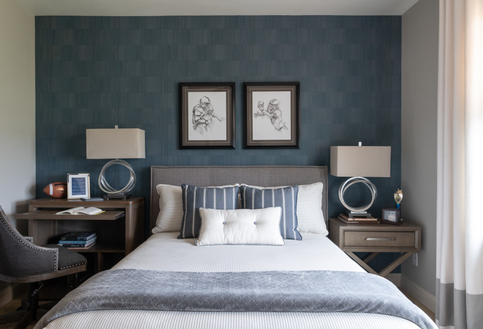Foto de habitación de invitados tradicional renovada de tamaño medio sin chimenea con paredes grises, moqueta y suelo beige
