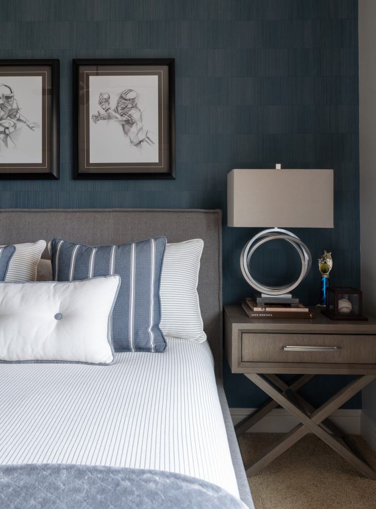 Идея дизайна: гостевая спальня среднего размера, (комната для гостей) в стиле неоклассика (современная классика) с серыми стенами, ковровым покрытием и бежевым полом без камина