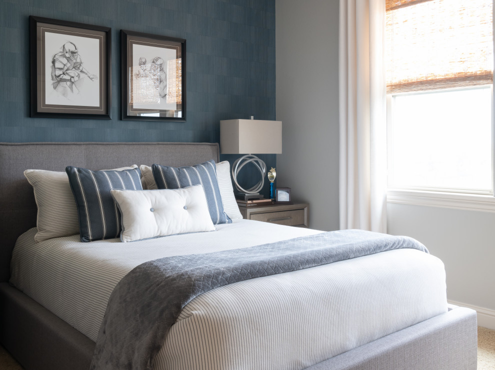 Свежая идея для дизайна: гостевая спальня среднего размера, (комната для гостей) в стиле неоклассика (современная классика) с ковровым покрытием, серыми стенами и бежевым полом без камина - отличное фото интерьера