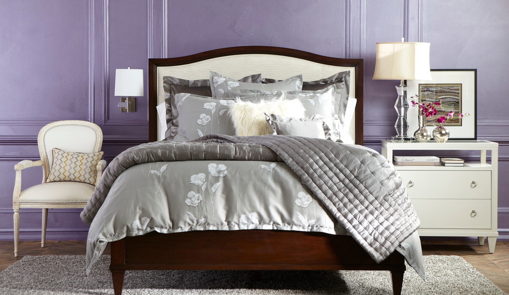 広いエクレクティックスタイルのおしゃれな主寝室 (紫の壁、無垢フローリング、暖炉なし、茶色い床、グレーとブラウン) のレイアウト