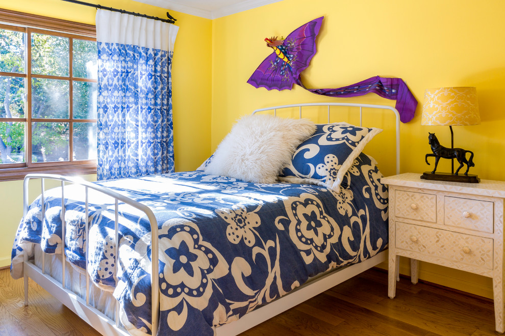 Foto de habitación de invitados clásica renovada de tamaño medio con paredes amarillas y suelo de madera en tonos medios
