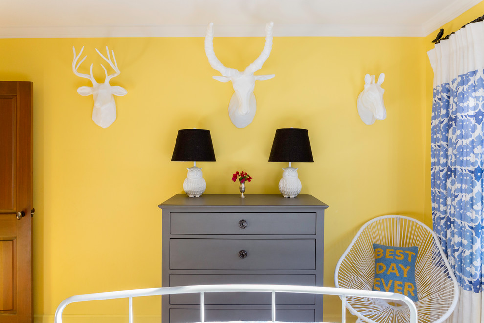 Modelo de habitación de invitados clásica renovada de tamaño medio con paredes amarillas