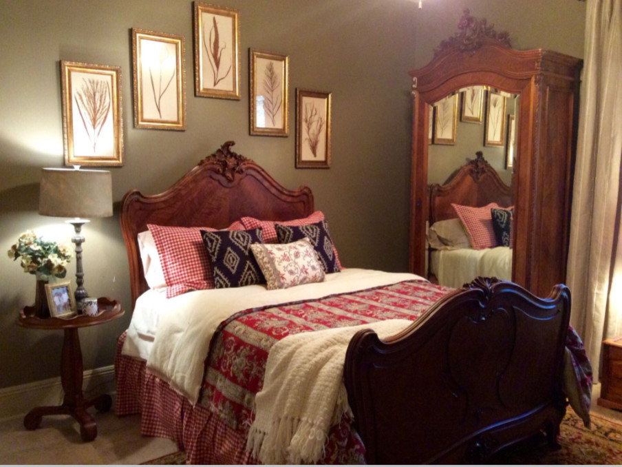 サンディエゴにある中くらいなヴィクトリアン調のおしゃれな主寝室 (ベージュの壁、セラミックタイルの床、ベージュの床)