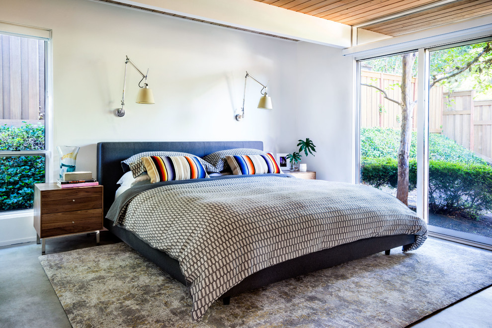ポートランドにある中くらいなミッドセンチュリースタイルのおしゃれな寝室 (コンクリートの床)