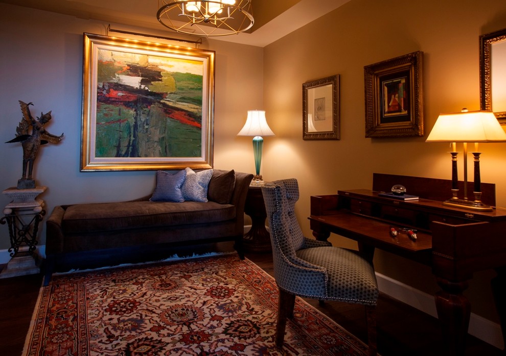 アトランタにある中くらいなコンテンポラリースタイルのおしゃれな主寝室 (オレンジの壁、無垢フローリング、暖炉なし)