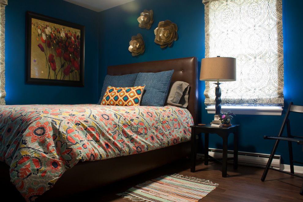 Mittelgroßes Klassisches Gästezimmer mit blauer Wandfarbe, Vinylboden und braunem Boden in Wichita