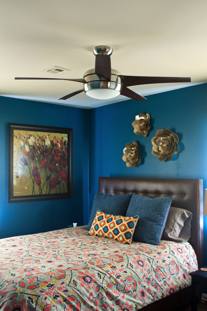 Exempel på ett mellanstort klassiskt gästrum, med blå väggar, vinylgolv och brunt golv